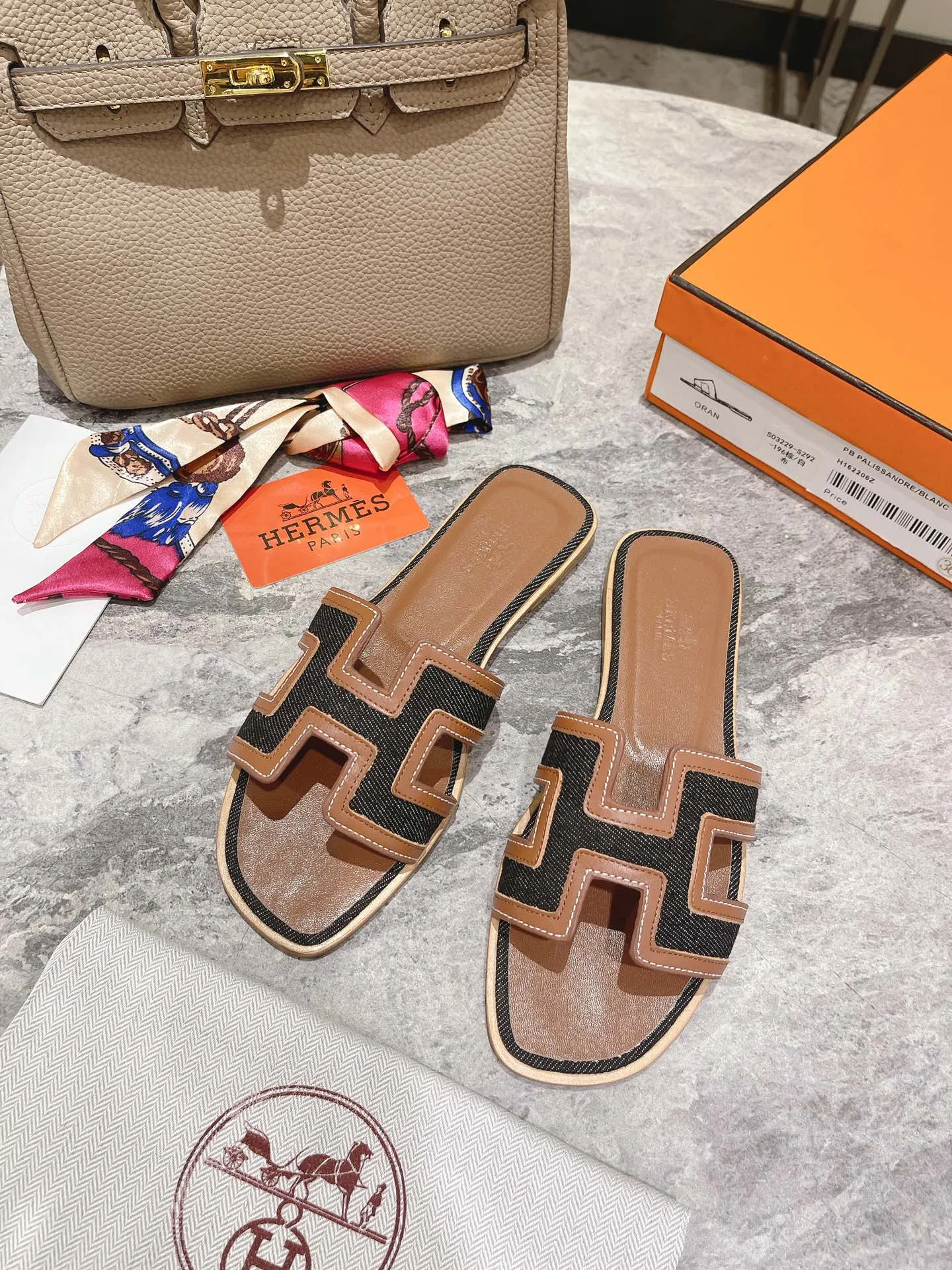 👟👟Ex-factory price 400👟👟 Genuine leather sole +50 New model for early spring, (high-end splicing and oil edge technology) newly revised version (Hermès), upgraded packaging, upgraded version and workmanship materials. Hermes®🔴The highest version of handmade shoes on the market✨✨ Top product Hermès slippers🐎 The new high-end fashion is the same as the original version, purely handmade by masters! ❥High-end customization, the highest version in the industry⚠❥Using: Hermers upper: Italian imported cowhide + original custom-grade Australian sheepskin feet + genuine leather outsole (pursuing top walking comfort) Hermes━━━━━ size: 35-40 (34.41.42 custom-made, non-returnable) Genuine leather sole Rubber sole
